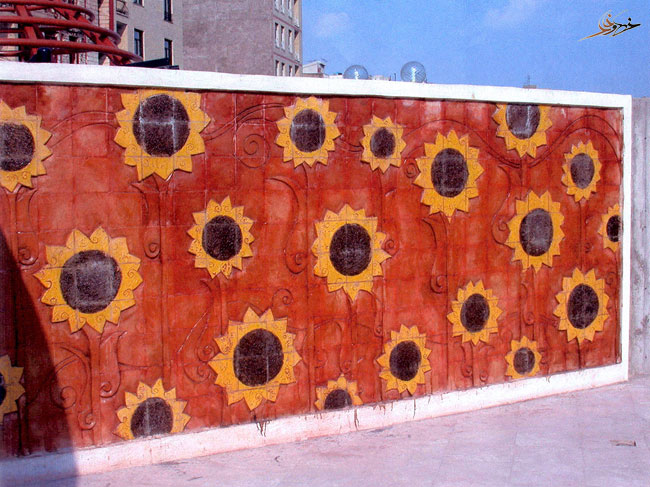 دیوار منقش به گل های آفتاب گردان